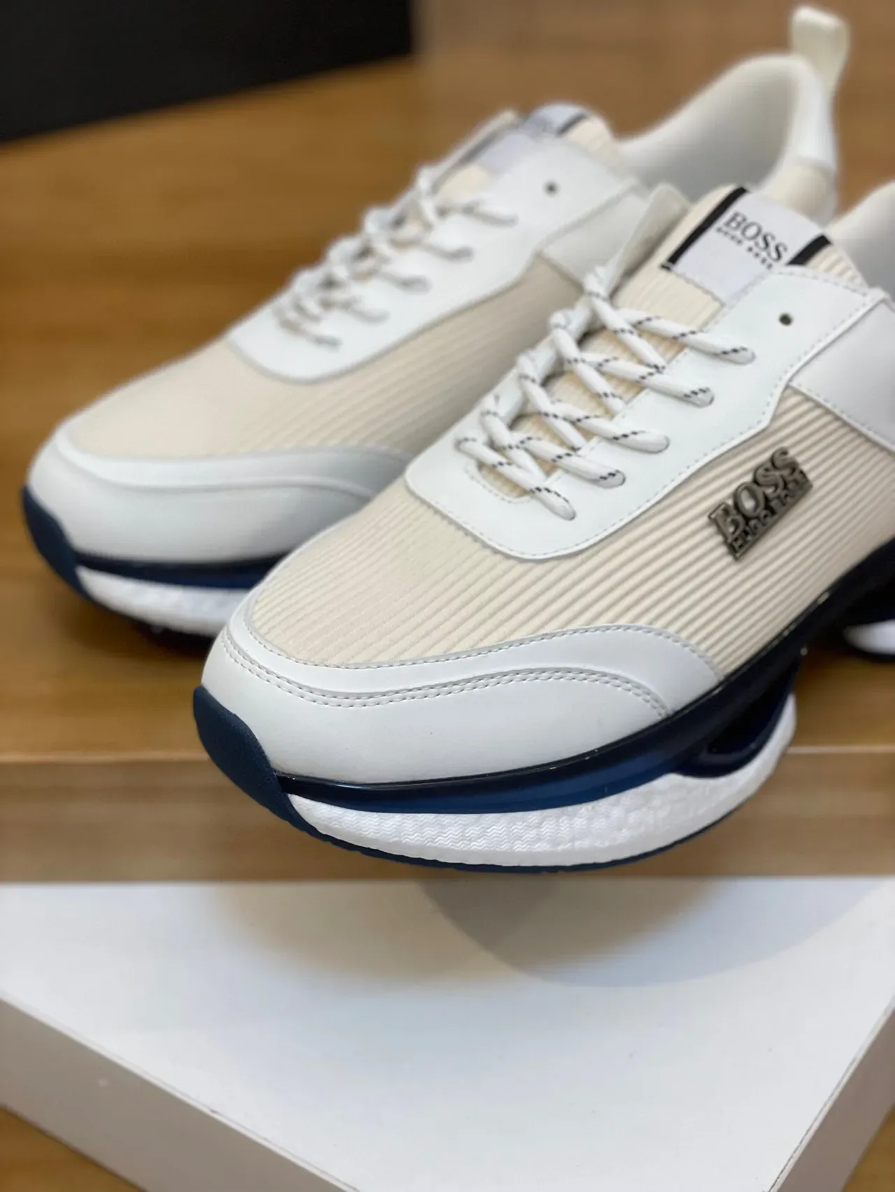 Hugo Boss Beige Navy Sneakers con parte superior de tela ribeteada y solapas de cuero blanco 6