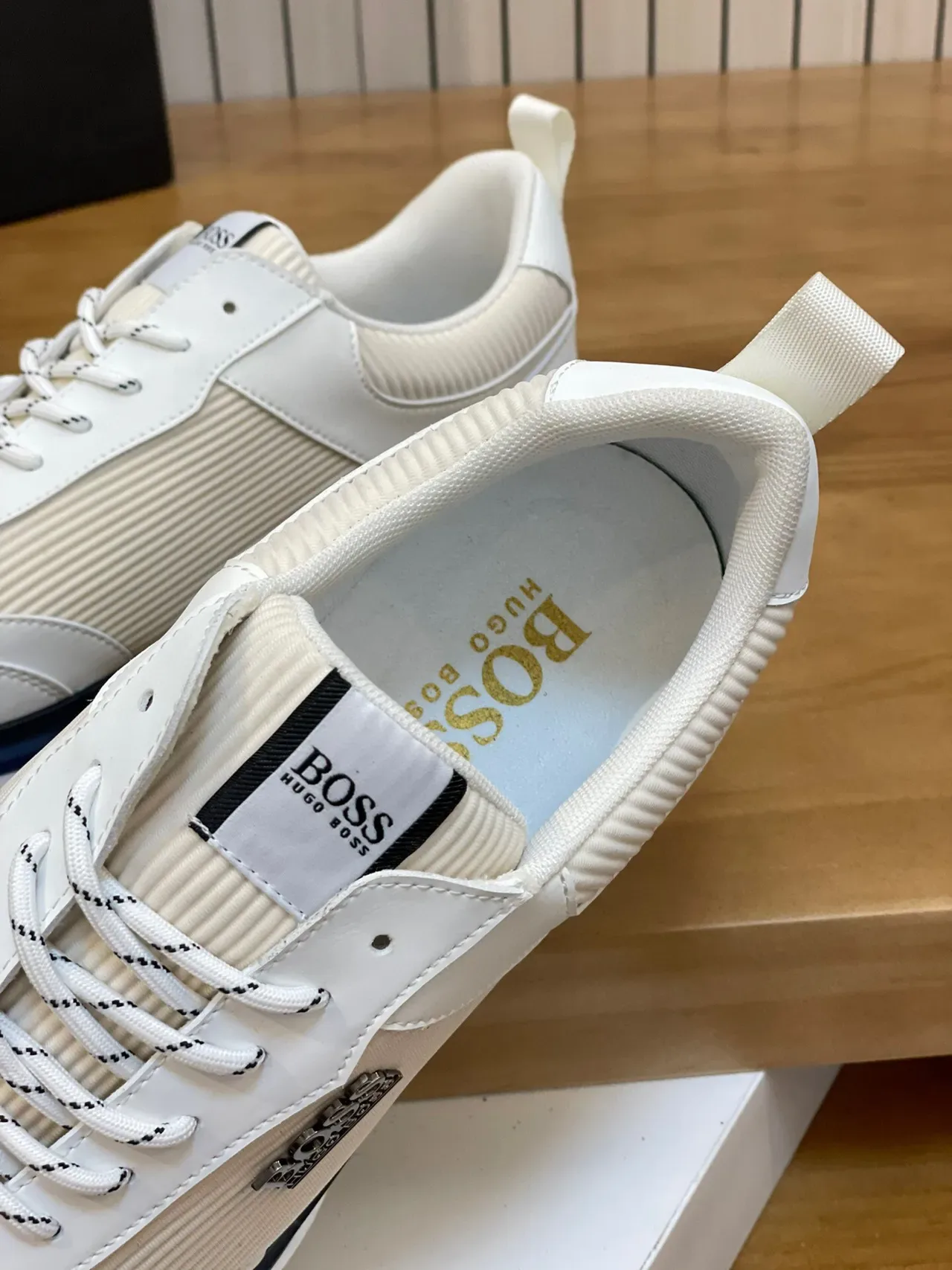 Hugo Boss Beige Navy Sneakers con parte superior de tela ribeteada y solapas de cuero blanco 7