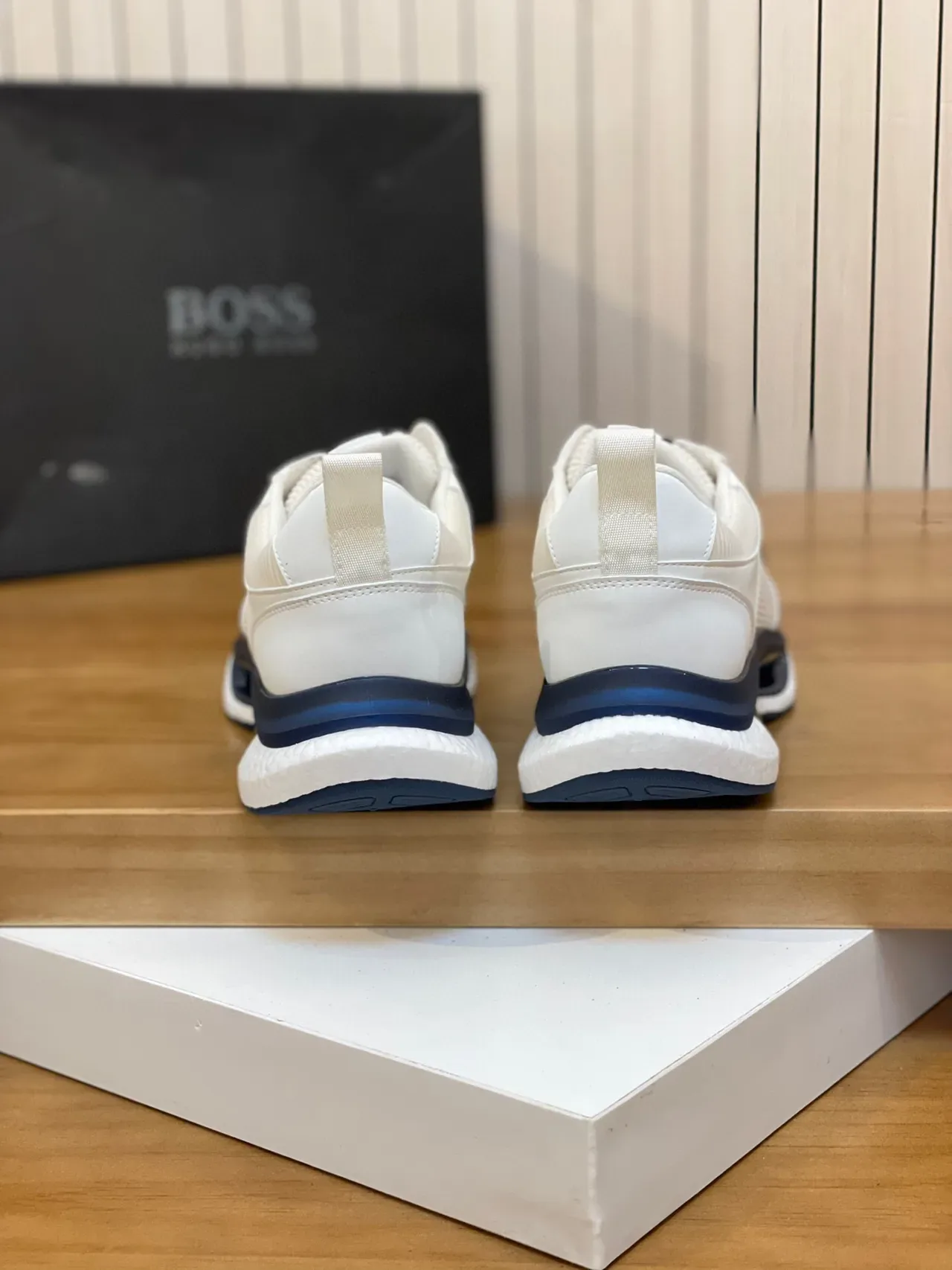 Hugo Boss Beige Navy Sneakers con parte superior de tela ribeteada y solapas de cuero blanco 8