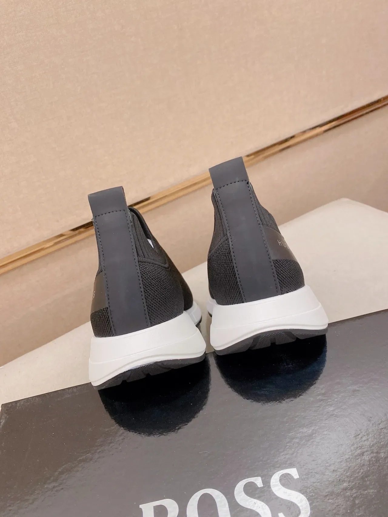 Hugo Boss Tênis Lifestyle Cinza e Branco de Malha Slip-On 3