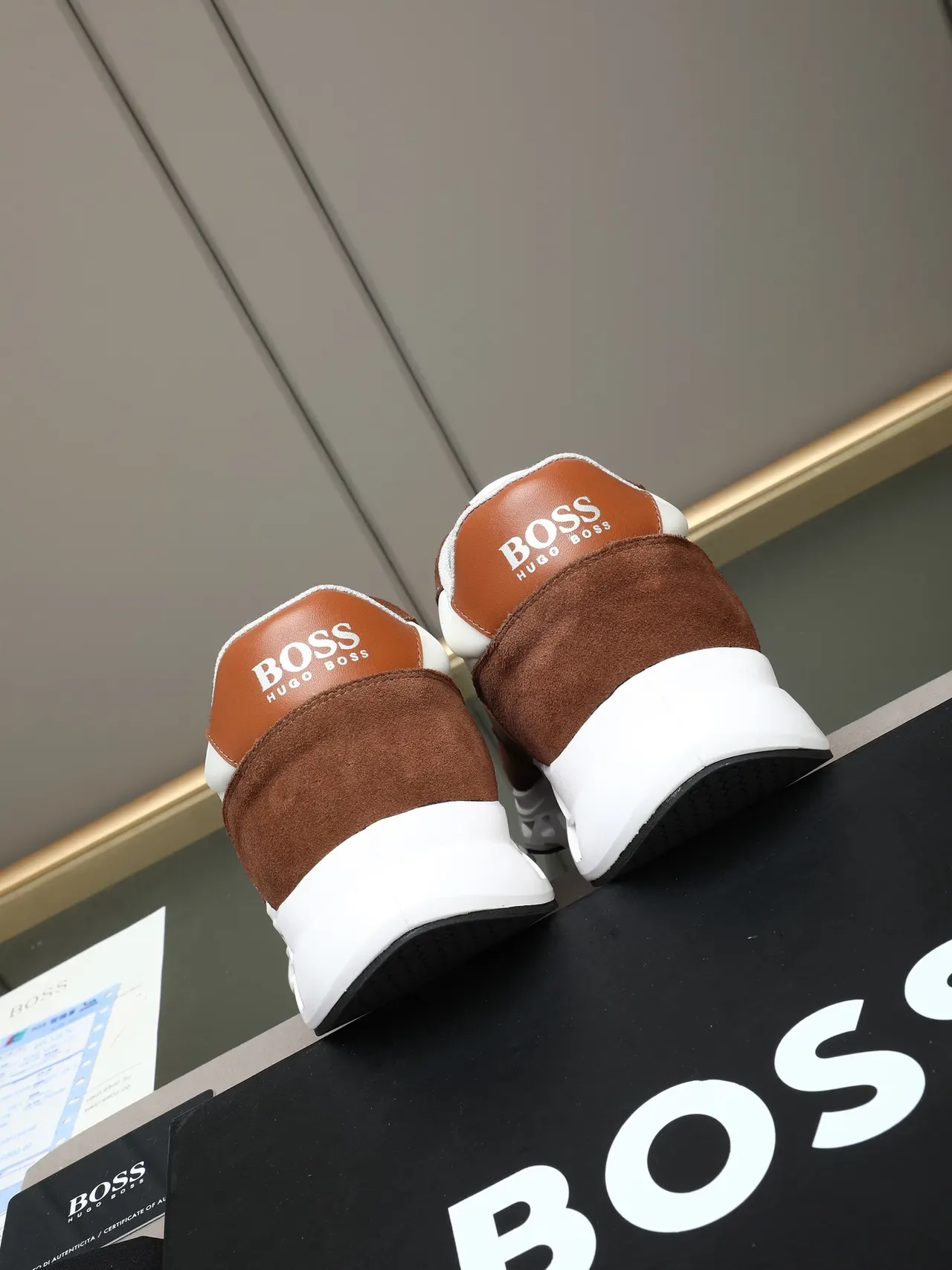 Hugo Boss Lifestyle Sneakers Brancas e Marrom de Camurça com Painéis 3