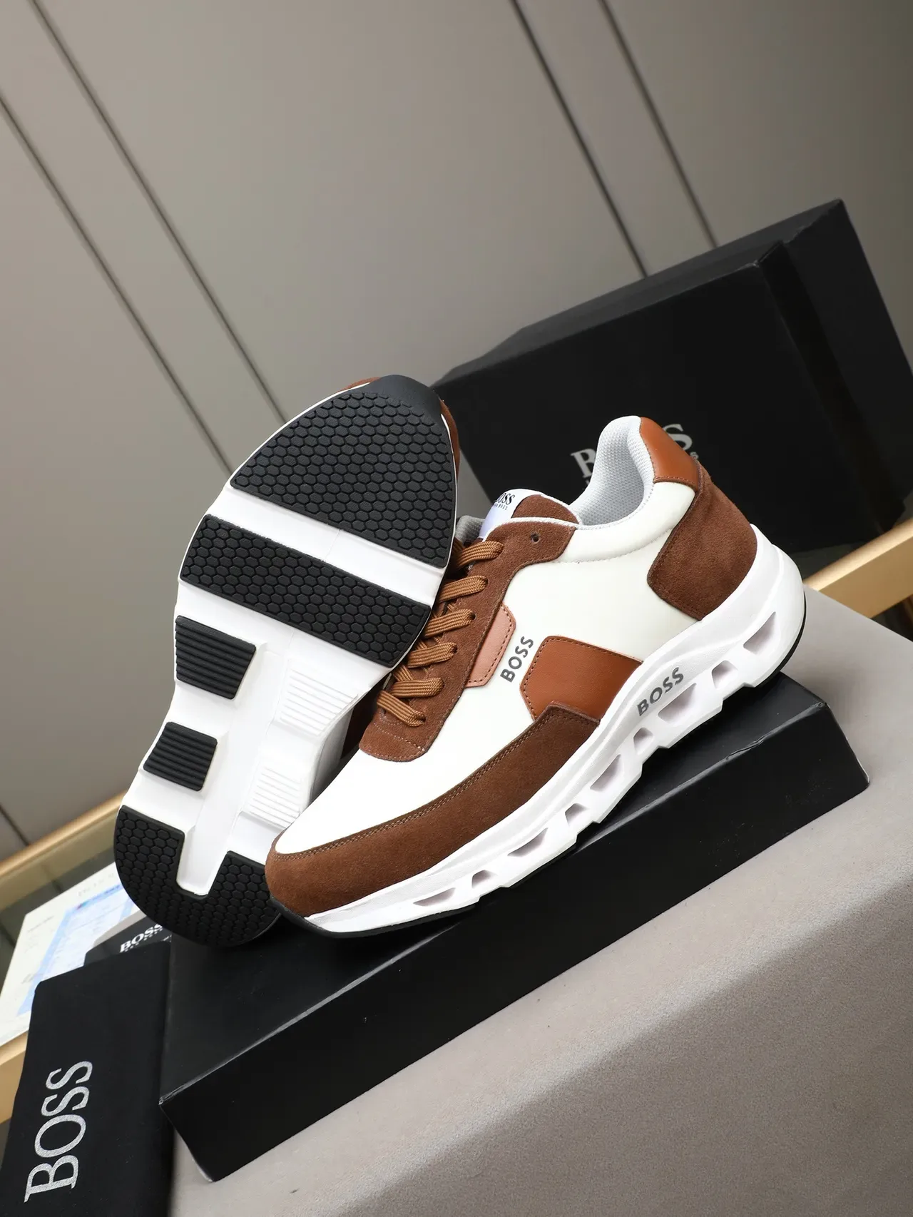 Hugo Boss Lifestyle Sneakers Brancas e Marrom de Camurça com Painéis 4