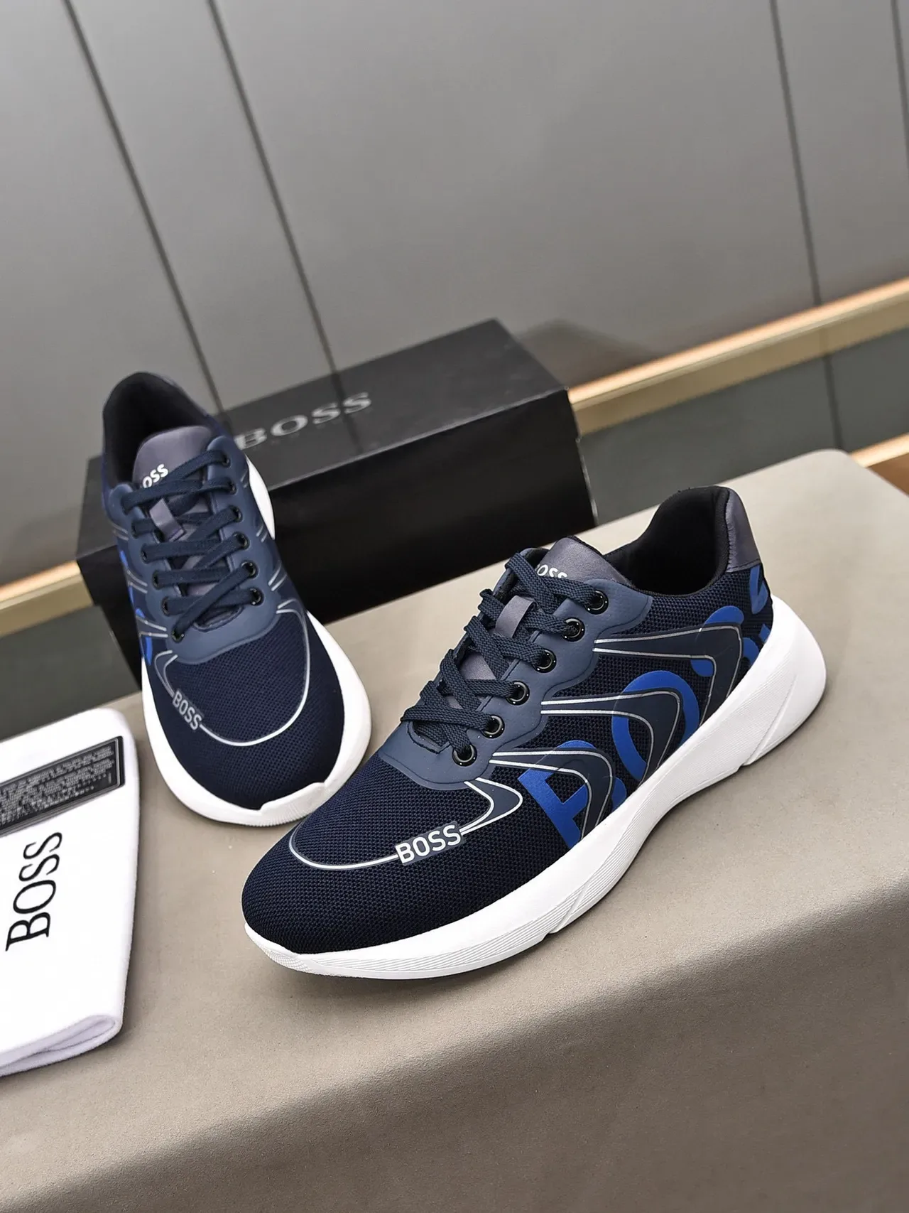 Hugo Boss azul marinho e azul logo gráfico sneakers lifestyle 2