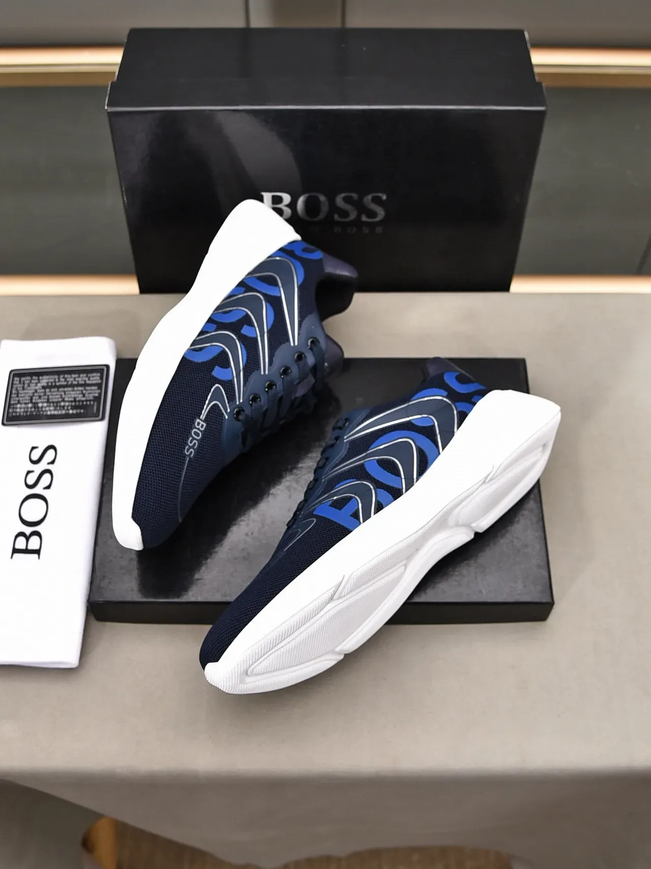 Hugo Boss azul marinho e azul logo gráfico sneakers lifestyle 3