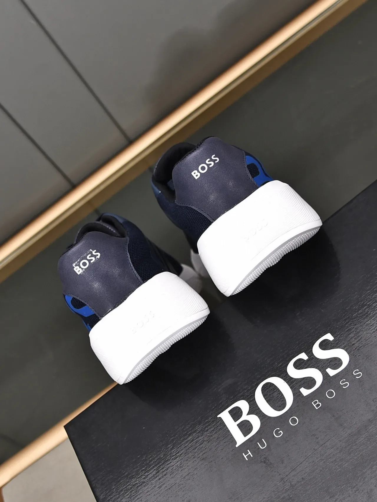 Hugo Boss azul marinho e azul logo gráfico sneakers lifestyle 4