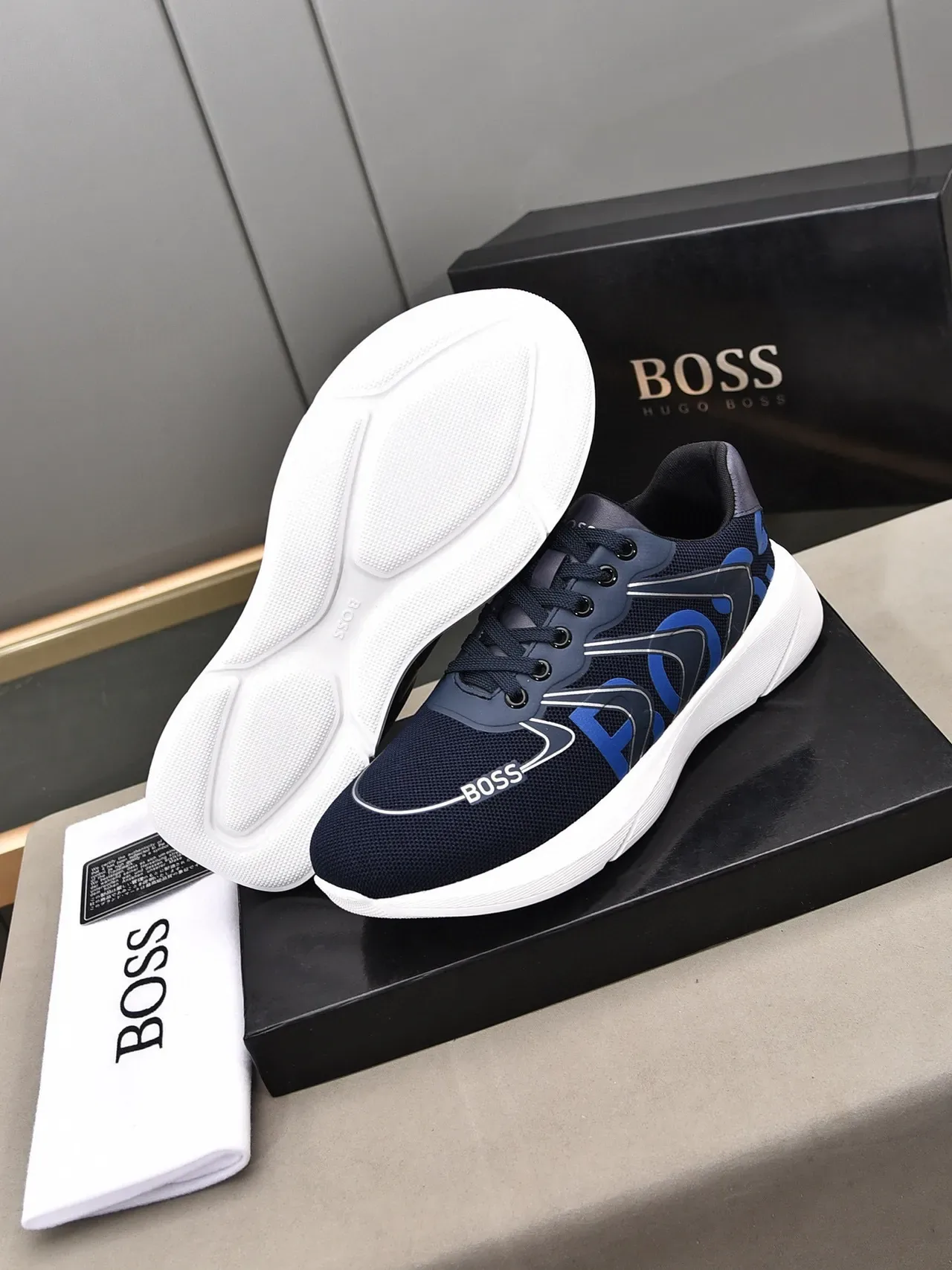 Hugo Boss azul marinho e azul logo gráfico sneakers lifestyle 6