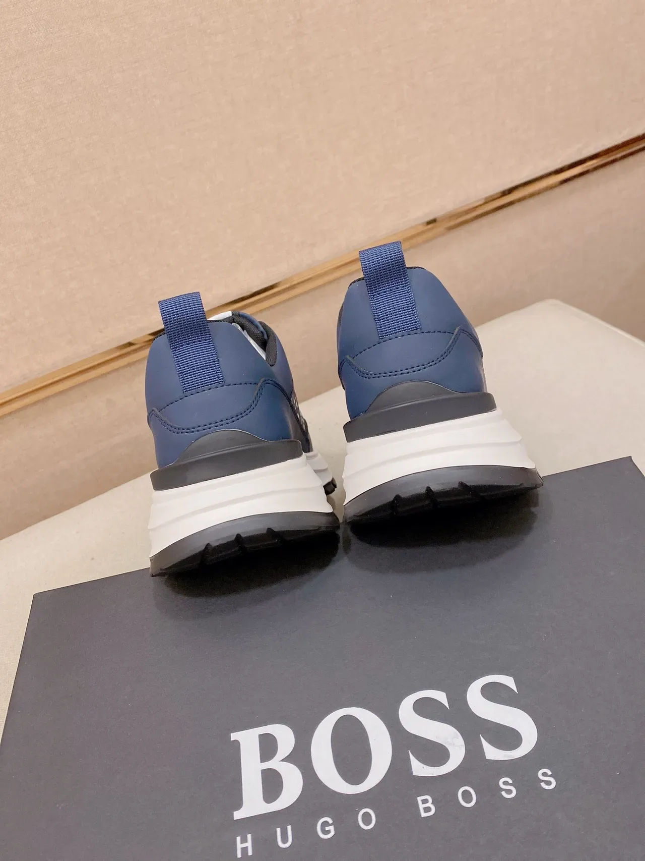 Hugo Boss 海军白 压纹标志图案 厚底分层中底 生活方式运动鞋 8
