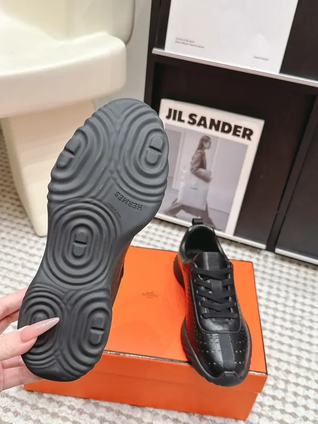 Jil Sander Tênis Minimalistas de Couro Perfurado Preto 2