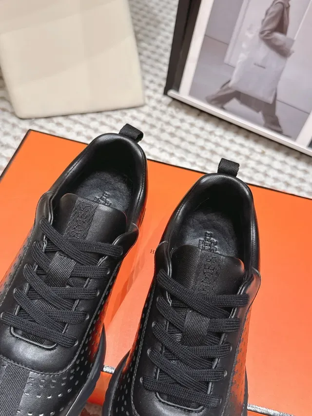 Jil Sander Tênis Minimalistas de Couro Perfurado Preto 3