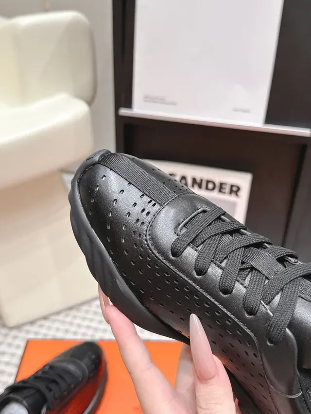 Jil Sander Tênis Minimalistas de Couro Perfurado Preto 4