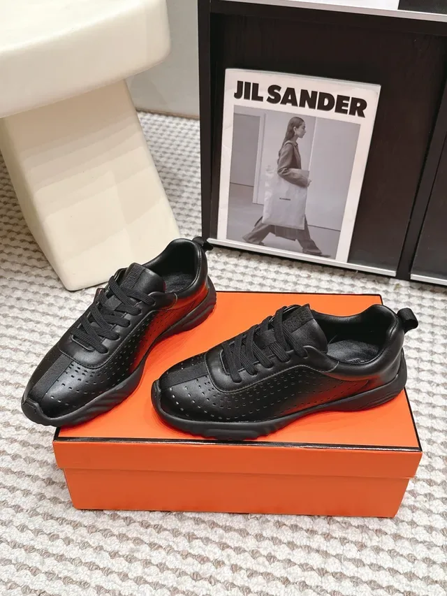 Jil Sander Tênis Minimalistas de Couro Perfurado Preto 5