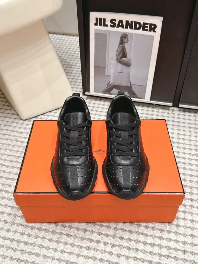 Jil Sander Tênis Minimalistas de Couro Perfurado Preto 6