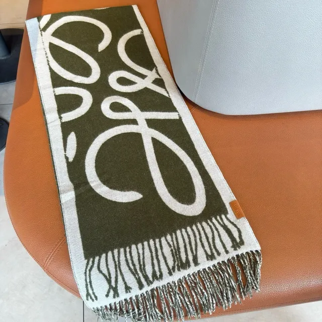 Loewe Anagram أخضر الجيش أبيض نمط تجريدي هندسي بأطراف فرنجية Cashmere وشاح 5