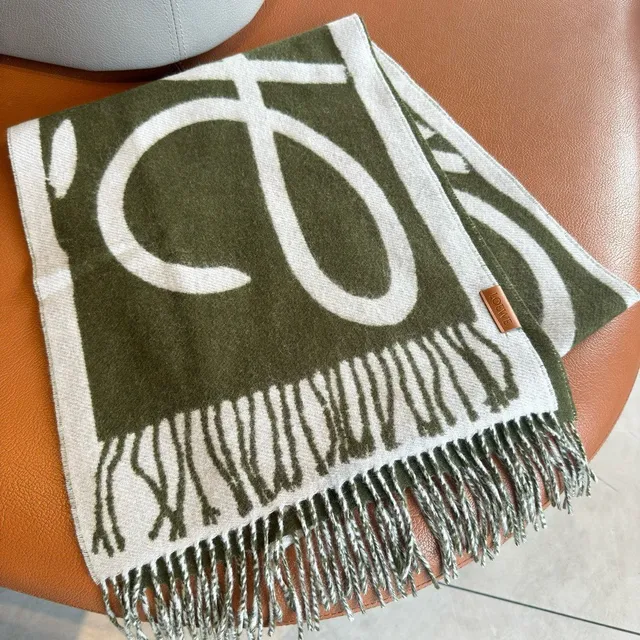 Loewe Anagram أخضر الجيش أبيض نمط تجريدي هندسي بأطراف فرنجية Cashmere وشاح 6