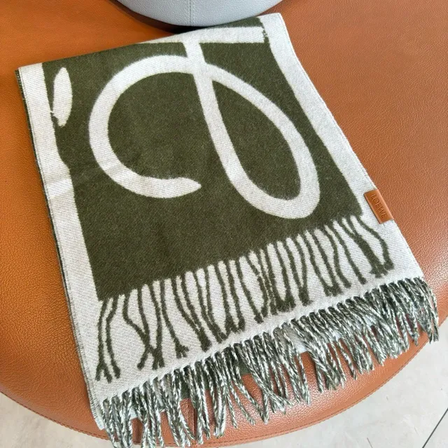 Loewe Anagram أخضر الجيش أبيض نمط تجريدي هندسي بأطراف فرنجية Cashmere وشاح 8