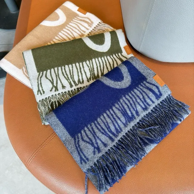 Loewe Anagram أخضر الجيش أبيض نمط تجريدي هندسي بأطراف فرنجية Cashmere وشاح 9
