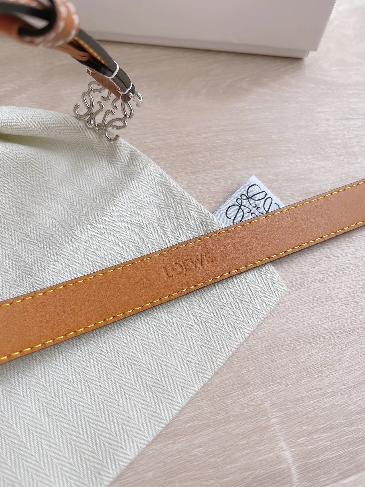 Loewe Anagram Belt বাদামি কমলা দানাদার বৈপরীত্য লাইনিং চামড়ার বেল্ট 4
