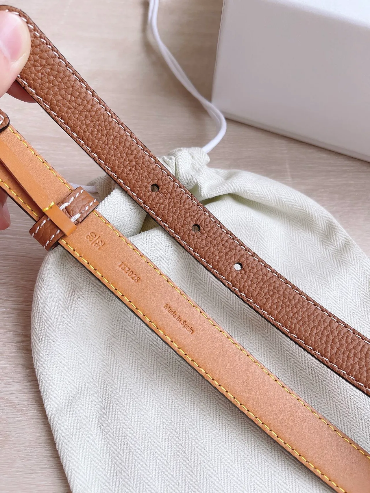 Loewe Anagram Belt বাদামি কমলা দানাদার বৈপরীত্য লাইনিং চামড়ার বেল্ট 5