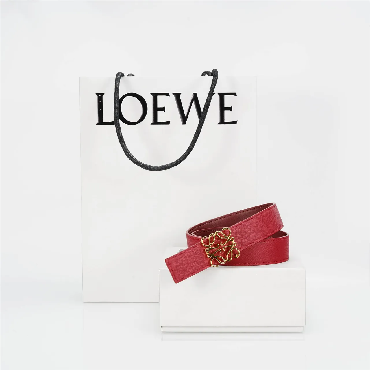 Loewe Anagram Belt Ceinture en cuir texturé rouge 5