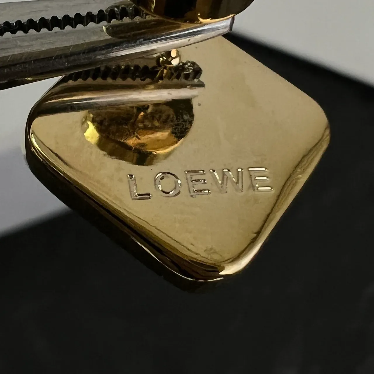 Loewe Anagram Brincos Dourado Bege Quadrados com Esmalte 2