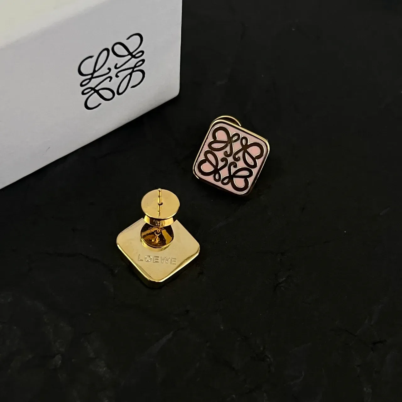 Loewe Anagram Brincos Dourado Bege Quadrados com Esmalte 3