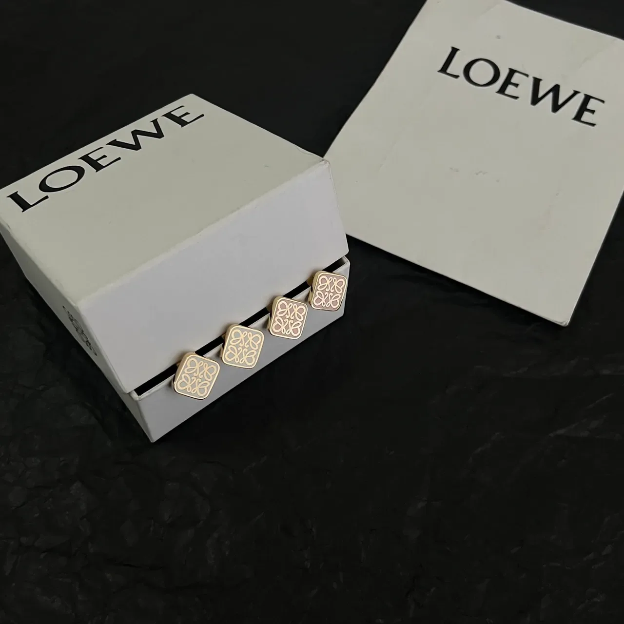 Loewe Anagram Brincos Dourado Bege Quadrados com Esmalte 5