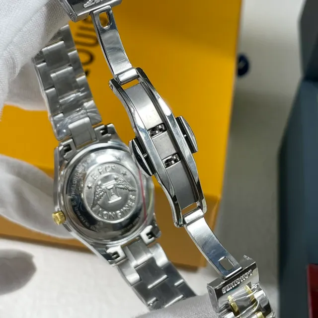 Longines चांदी और सोने का दो टोन स्टेनलेस स्टील सफेद गिलोशे डायल क्वार्ट्ज घड़ी 3