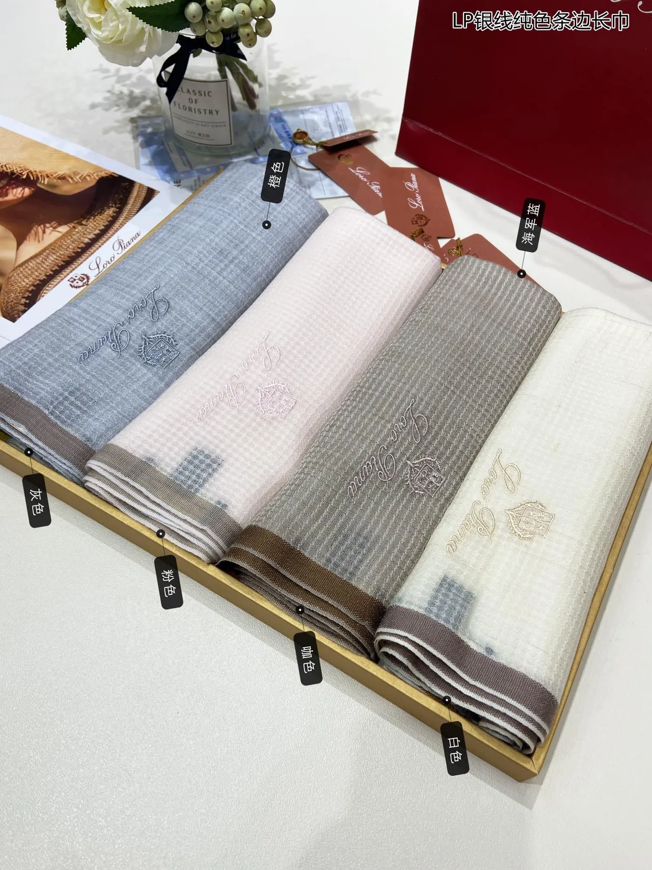 Loro Piana Écharpe de cachemire beige rose tissage léger broderie fil argent 3