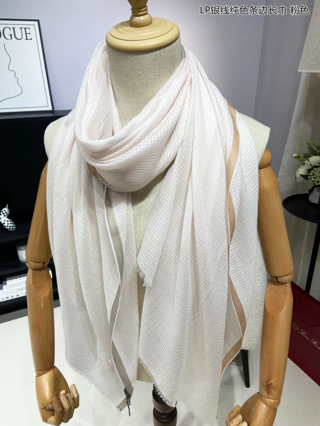 Loro Piana Écharpe de cachemire beige rose tissage léger broderie fil argent 6
