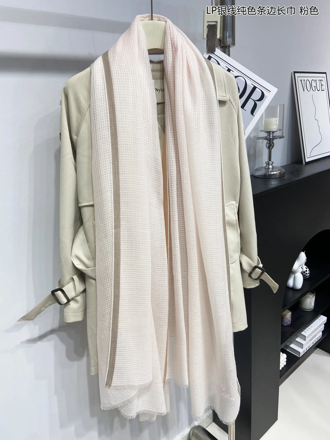 Loro Piana Écharpe de cachemire beige rose tissage léger broderie fil argent 9
