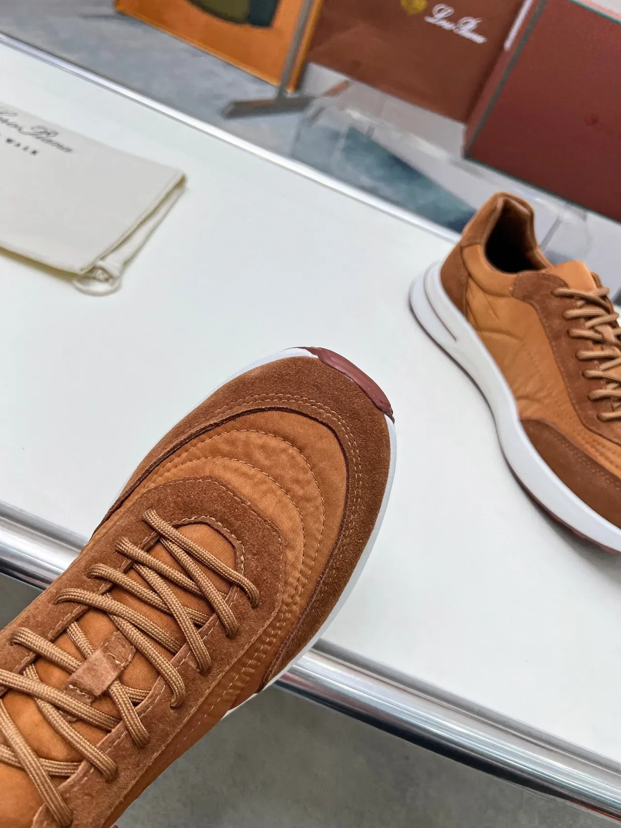 Loro Piana Zapatillas Lifestyle Marrón Blanco con parte superior de ante y textil construcción de paneles en capas 7