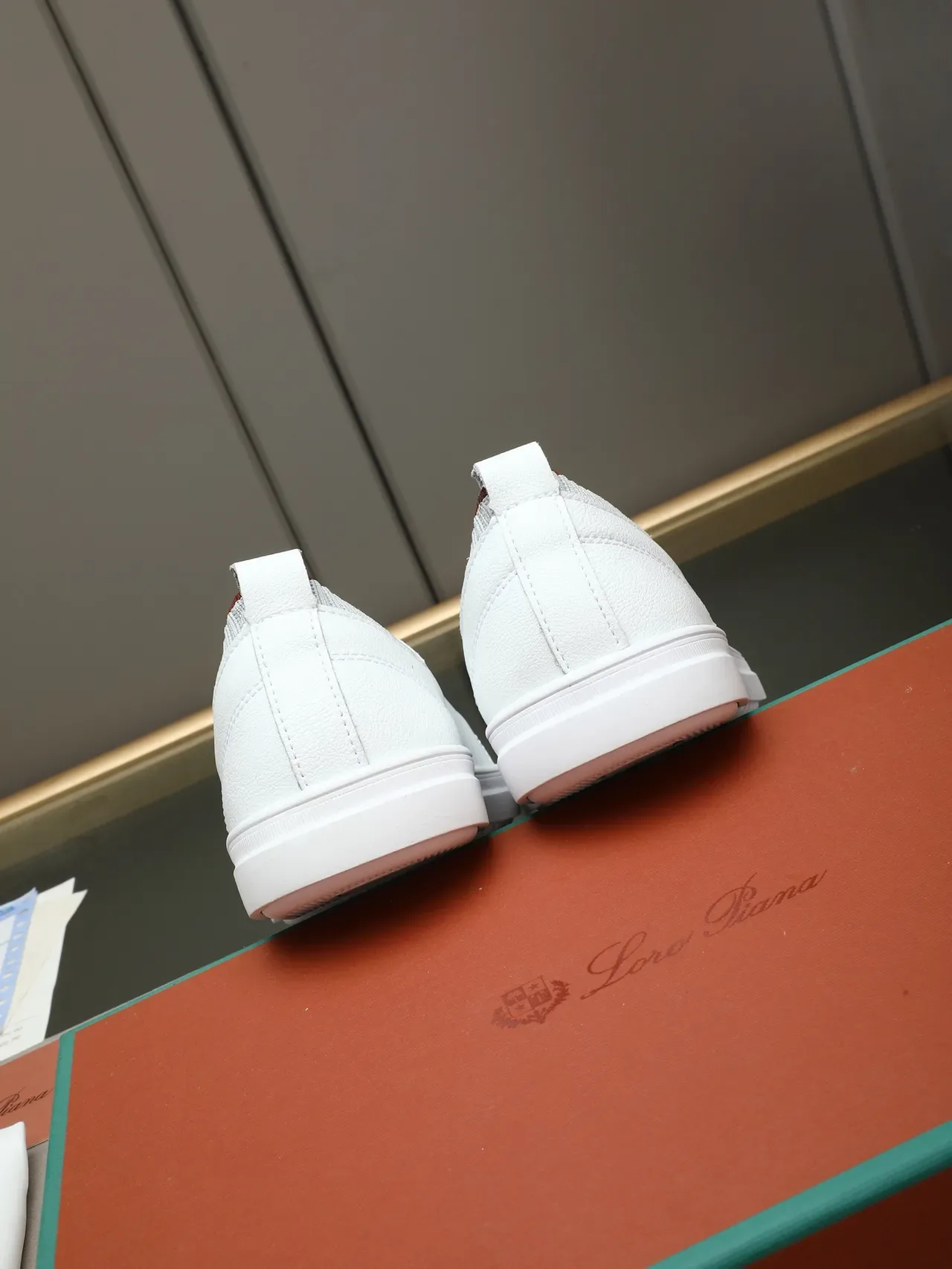 Loro Piana Sneakers Lifestyle en Cuir Blanc à Col Tricot 4