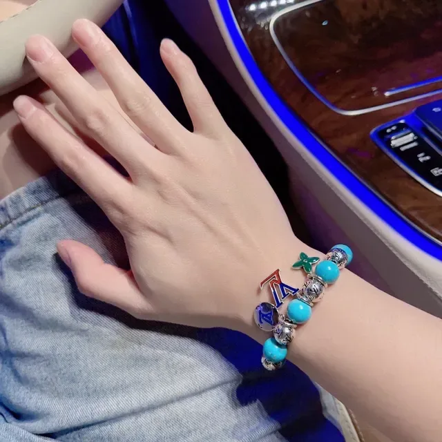 Louis Vuitton سوار تعويذات خرز فيروزي مونوغرام 2