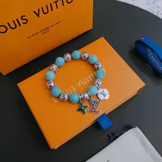 Louis Vuitton سوار تعويذات خرز فيروزي مونوغرام 3