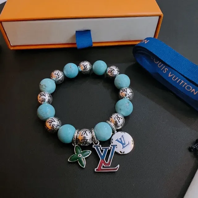 Louis Vuitton سوار تعويذات خرز فيروزي مونوغرام 4