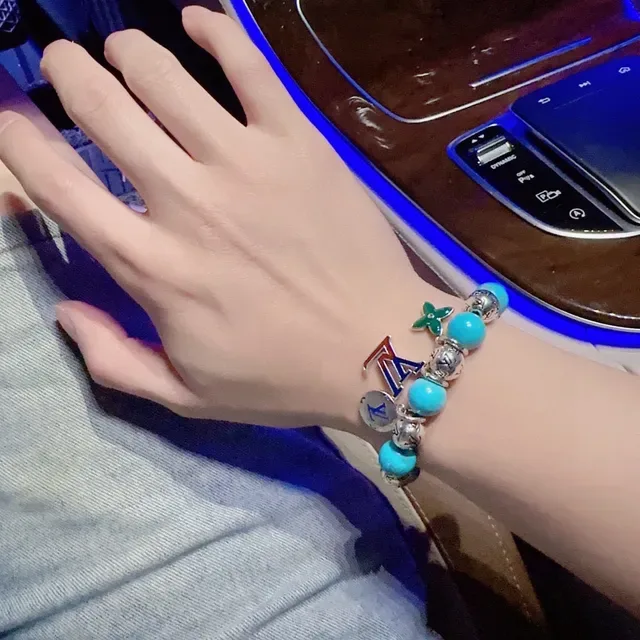 Louis Vuitton سوار تعويذات خرز فيروزي مونوغرام 5