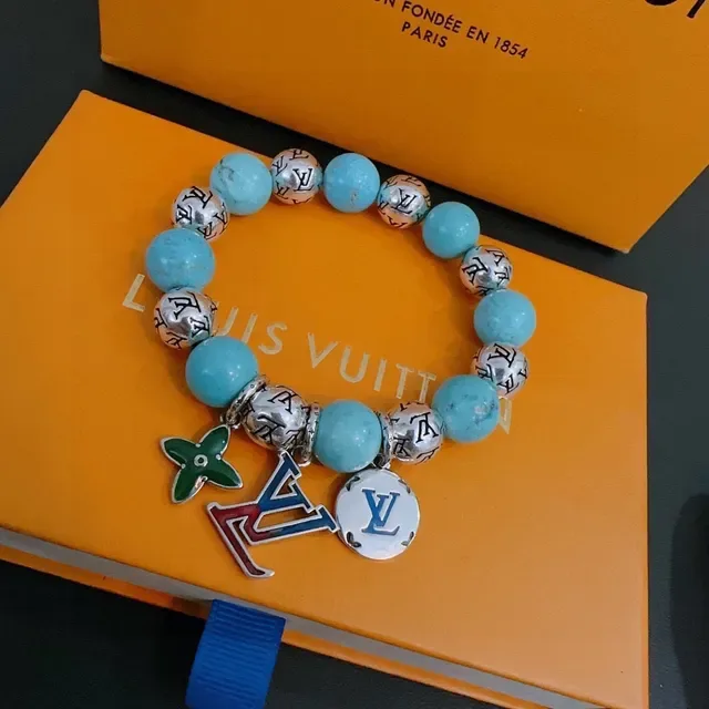 Louis Vuitton سوار تعويذات خرز فيروزي مونوغرام 6