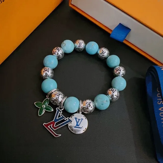 Louis Vuitton سوار تعويذات خرز فيروزي مونوغرام 7