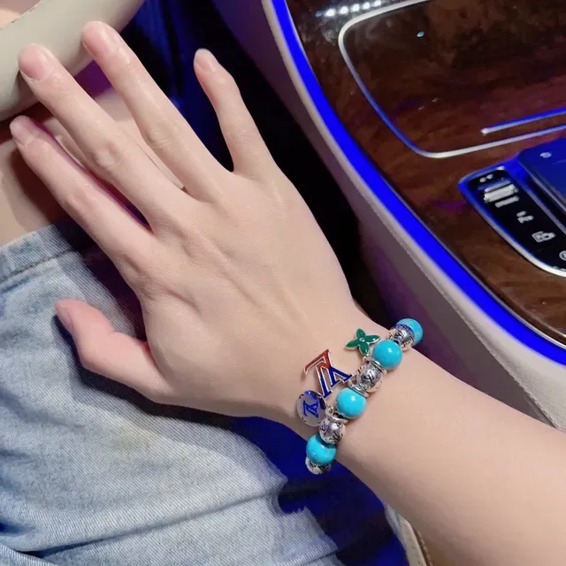 Louis Vuitton سوار تعويذات خرز فيروزي مونوغرام 8