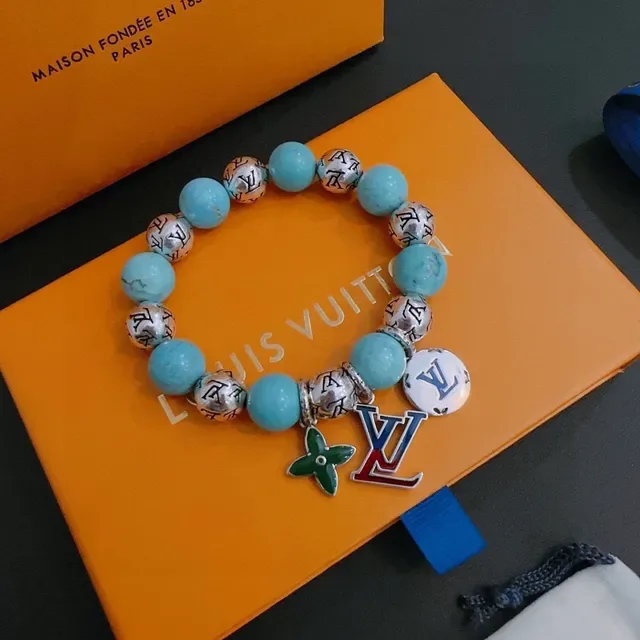 Louis Vuitton سوار تعويذات خرز فيروزي مونوغرام 9