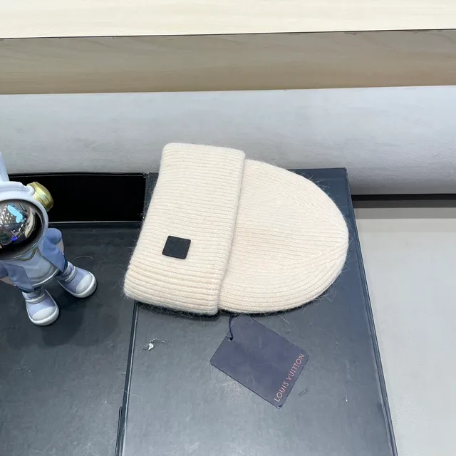 Louis Vuitton बेज ब्लैक रिब्ड निट फोल्डेड कफ बीननी 3