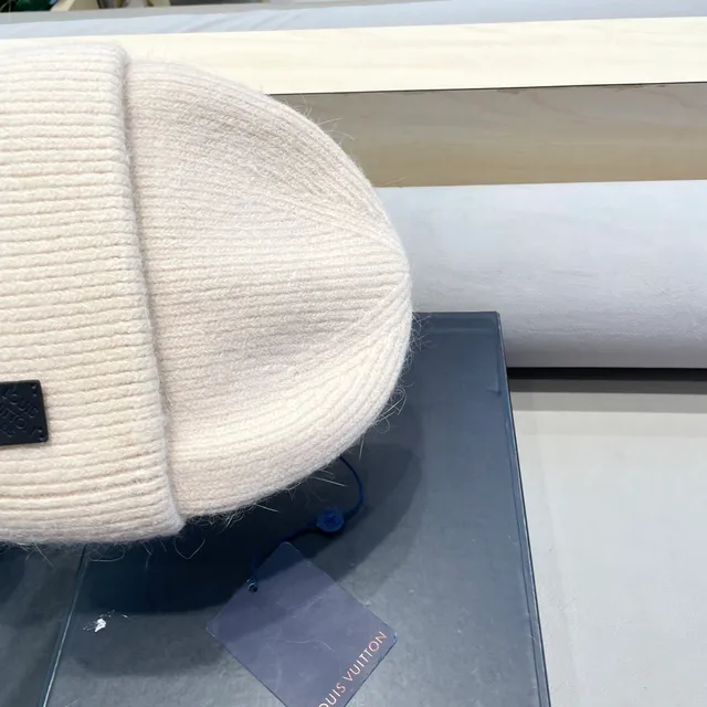 Louis Vuitton बेज ब्लैक रिब्ड निट फोल्डेड कफ बीननी 9
