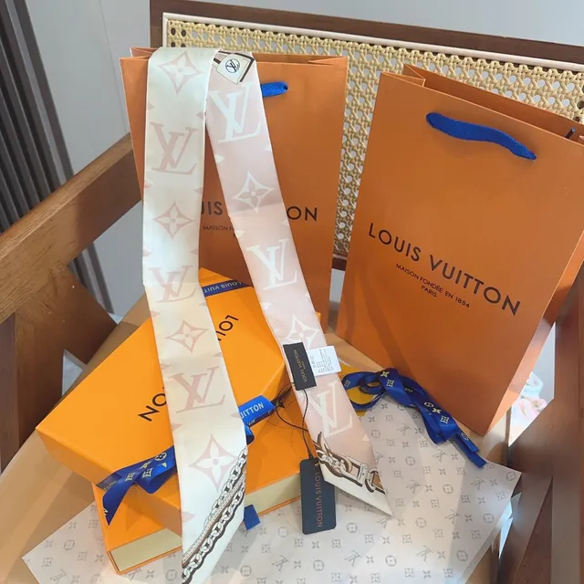Louis Vuitton বেইজ বাদামি মোনোগ্রাম-প্রিন্ট চেইন-বর্ডার সিল্ক স্কার্ফ 2