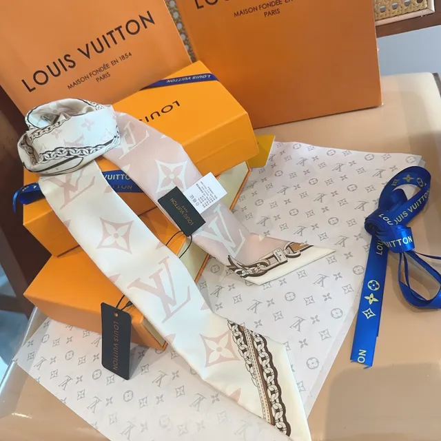 Louis Vuitton বেইজ বাদামি মোনোগ্রাম-প্রিন্ট চেইন-বর্ডার সিল্ক স্কার্ফ 3