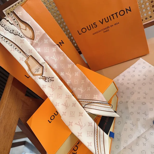 Louis Vuitton বেইজ বাদামি মোনোগ্রাম-প্রিন্ট চেইন-বর্ডার সিল্ক স্কার্ফ 4