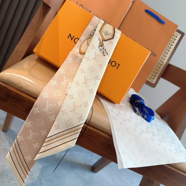 Louis Vuitton বেইজ বাদামি মোনোগ্রাম-প্রিন্ট চেইন-বর্ডার সিল্ক স্কার্ফ 5