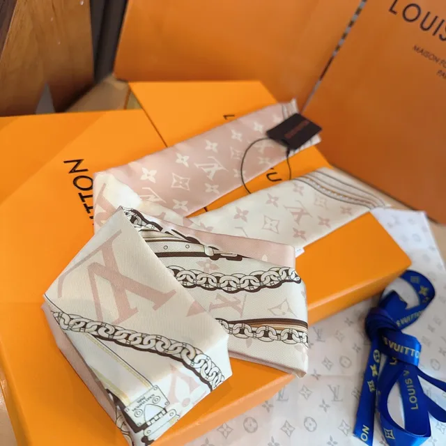 Louis Vuitton বেইজ বাদামি মোনোগ্রাম-প্রিন্ট চেইন-বর্ডার সিল্ক স্কার্ফ 6