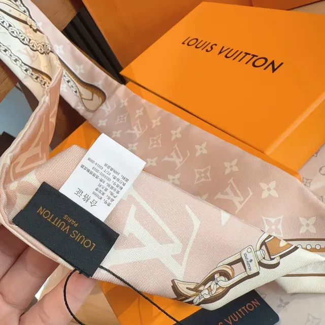 Louis Vuitton বেইজ বাদামি মোনোগ্রাম-প্রিন্ট চেইন-বর্ডার সিল্ক স্কার্ফ 7