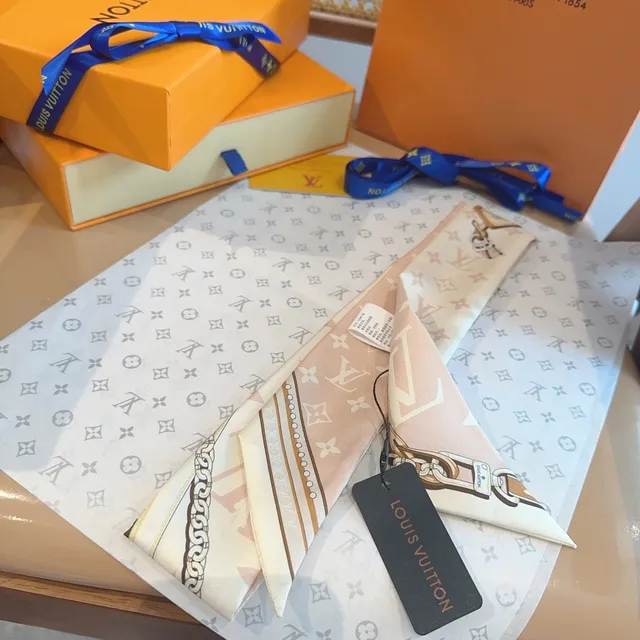 Louis Vuitton বেইজ বাদামি মোনোগ্রাম-প্রিন্ট চেইন-বর্ডার সিল্ক স্কার্ফ 8
