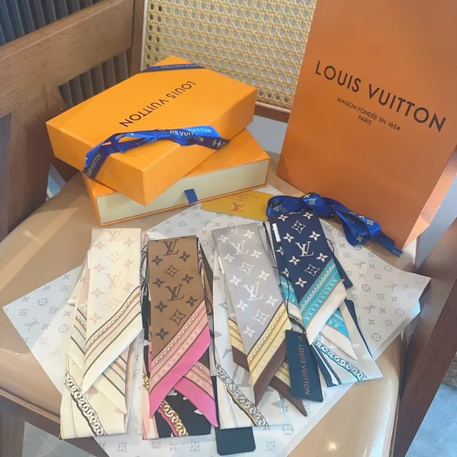 Louis Vuitton বেইজ বাদামি মোনোগ্রাম-প্রিন্ট চেইন-বর্ডার সিল্ক স্কার্ফ 9
